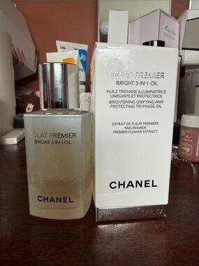 CHANEL Éclat Premier Bright 3-in-1 Oil — White and Silver Accents two sample